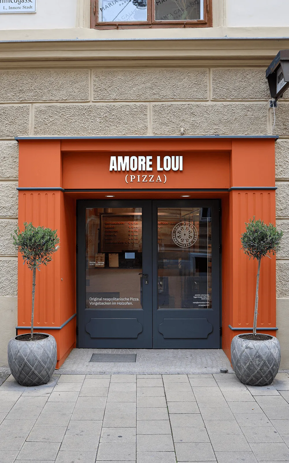 Die Amore Loui Ladenfront mit oranger Fassade