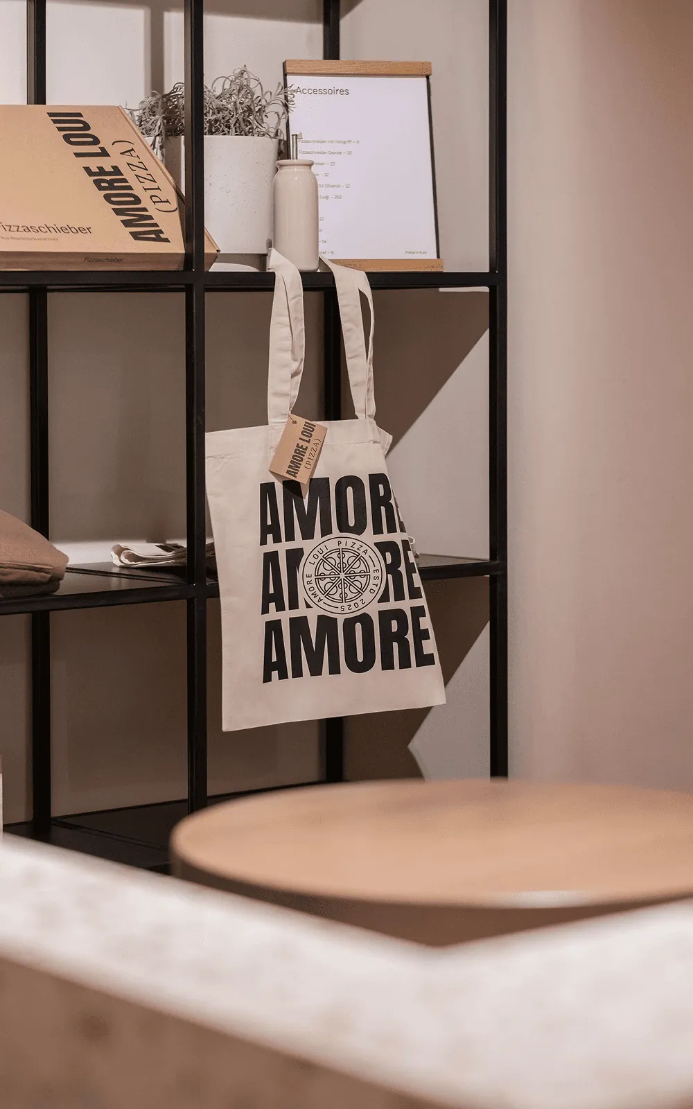 Amore Loui Stofftasche an einem Regal