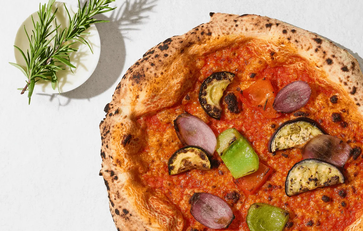 Gemüsepizza mit Rosmarin, von oben
